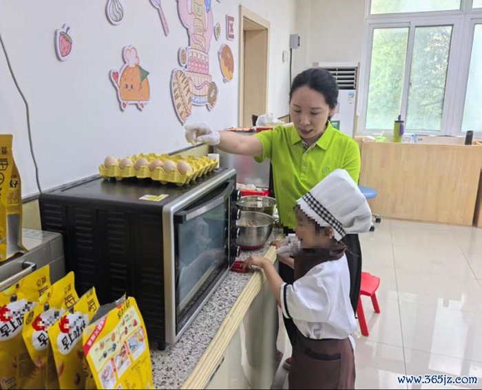 孤单症儿童正在上烘焙课。东谈主民网记者 刘文邦摄